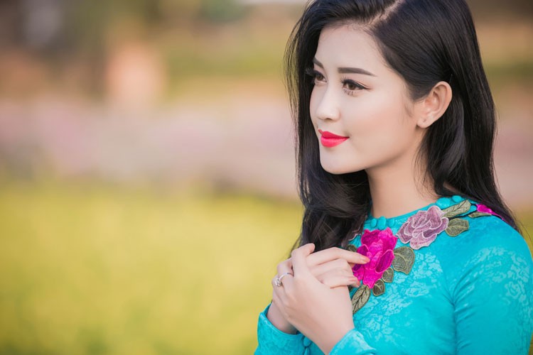 A hau Huyen My dep thien than voi ao dai Xuan-Hinh-8